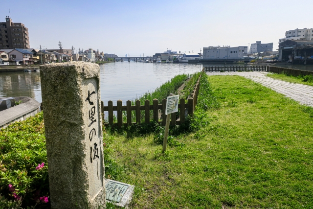 宮の渡し公園に残る七里の渡しの石標と堀川の水辺