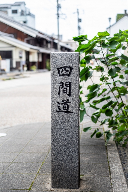 堀川沿いに残る四間道の石標と古い町並み