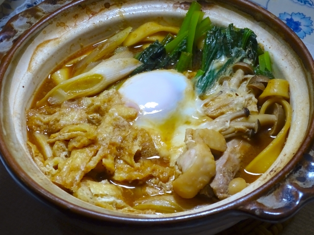 土鍋で煮込んだ味噌煮込みうどんと落とし卵