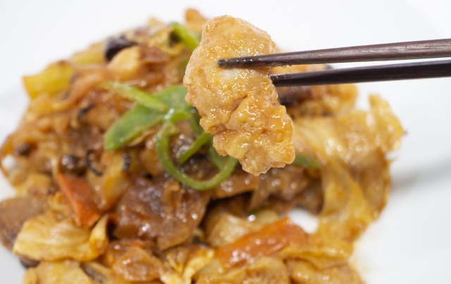 鉄板で焼く郡上の郷土料理・鶏ちゃん。キャベツと鶏肉の味噌焼き