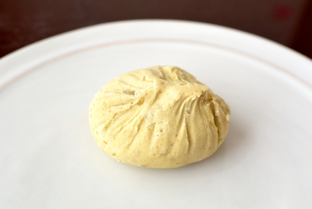 茶巾で絞った中津川の栗きんとん