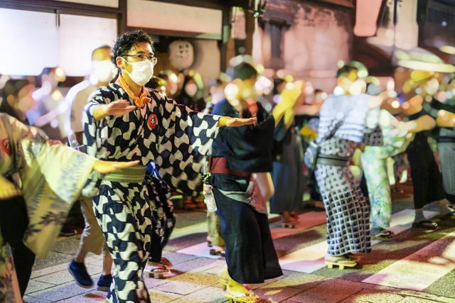 郡上おどりで踊る人たち