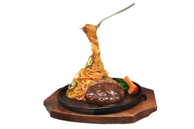 宙に浮くスパゲッティの食品サンプル