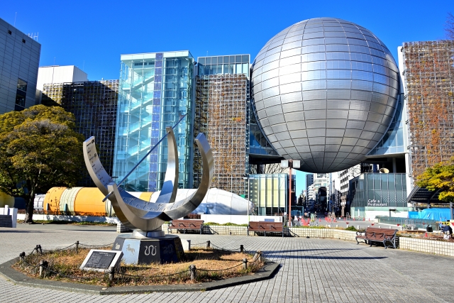 名古屋市科学館の巨大な銀色の球体。内径35mは世界最大のプラネタリウム