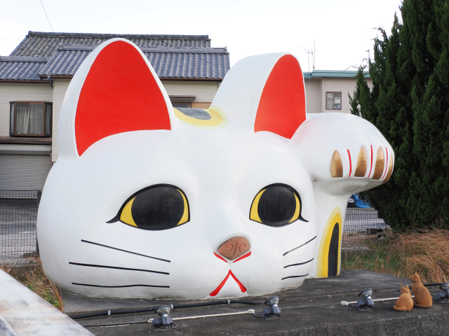常滑のシンボル、巨大招き猫「とこにゃん」。招き猫生産量日本一の町