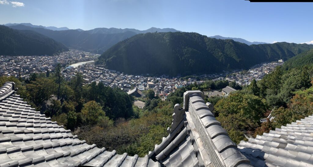 郡上八幡城の天守から見下ろした谷底の町並みと山々