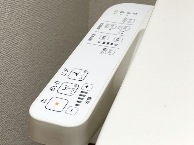 便座の横についた温水洗浄便座の操作パネル