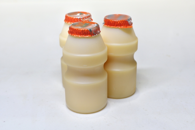 オレンジ色のふたの、小さな乳酸菌飲料の容器が3本