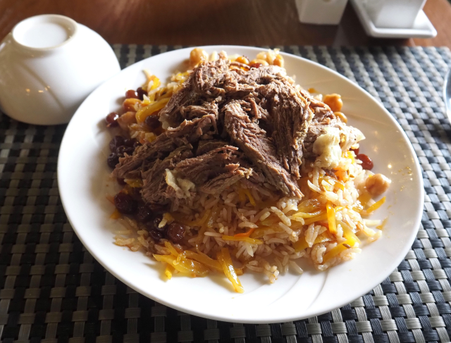 お肉とニンジン、干しぶどう、ひよこ豆がのったウズベキスタンの炊き込みごはんプロフ